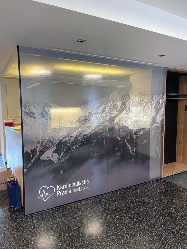 Lochfolie für die Kardiologische Praxis Innsbruck | © fein fein